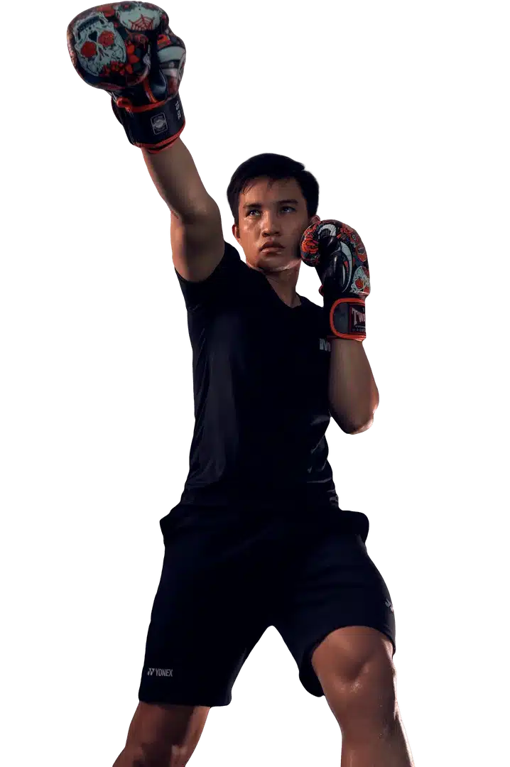 ảnh hlv Trần Tra của MMA GYM Đà Nẵng trong tư thế tung đòn đấm boxing