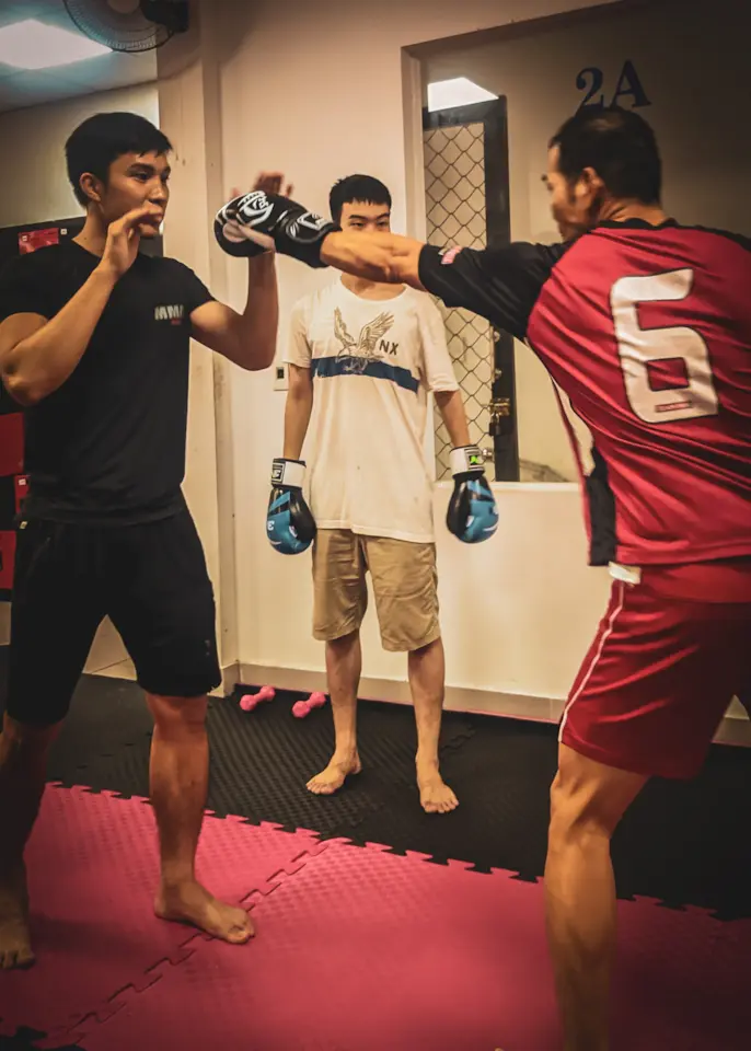 ảnh HLV Trần Tra hướng dẫn các học viên kỹ thuật đấm trong boxing tại MMA GYM Đà Nẵng